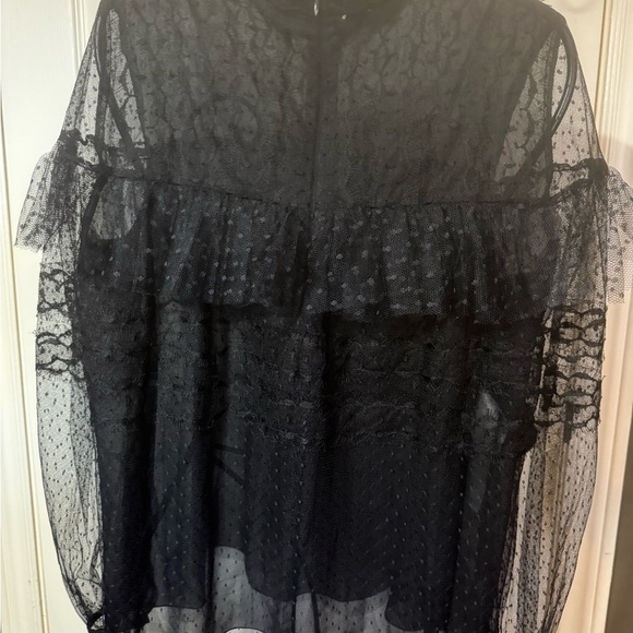 GIAMBATTISTA VALLI
Giambattista Valli – Polka-Dot Tulle Ruffled Blouse - Picture 3 of 6